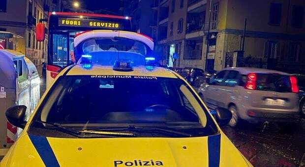 Napoli, autista Anm denunciato: minacce e insulti contro i poliziotti municipali