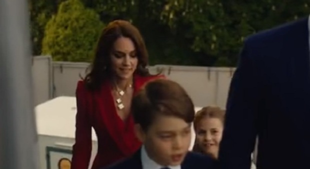 Kate Middleton, l'abito rosso indossato al concerto è la tendenza della stagione: come ricreare il look, 5 consigli low cost