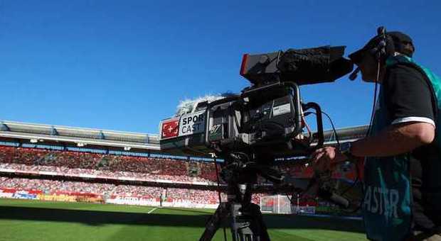 Diritti tv, assemblea di Lega rinviata, scontro Sky-Mediaset tra diffide ​e controdiffide