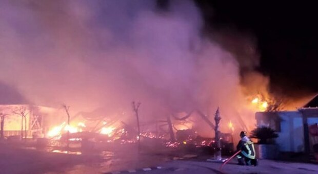 Incendio a Castel Volturno: in fiamme discarica a cielo aperto