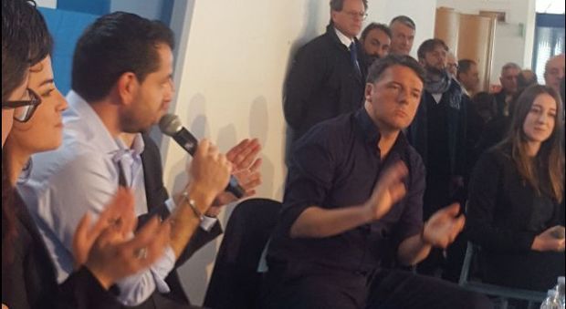 Pd, Renzi a Bari. Sul palco anche operaio Ilva «Dobbiamo provare a rimettere in moto l'Italia»