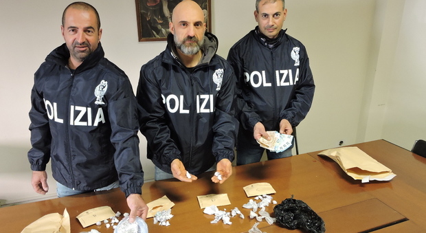La polizia di Albano con la droga sequestrata