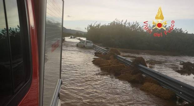 Maltempo al Sud, crolla un ponte in Calabria. Esonda torrente, la gente si rifugia in un centro commerciale