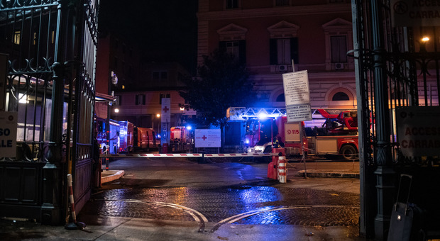 Incendio all'ospedale Umberto I di Roma: pronto soccorso evacuato