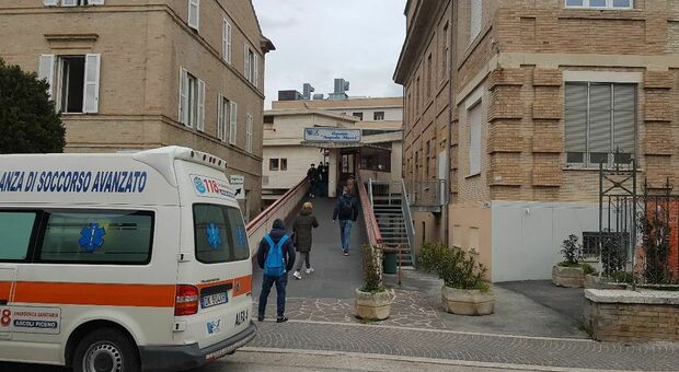 Mancano i medici, slitta la visita oncologica a Fermo. Il paziente: «Sono bravissimi, ma troppo pochi»