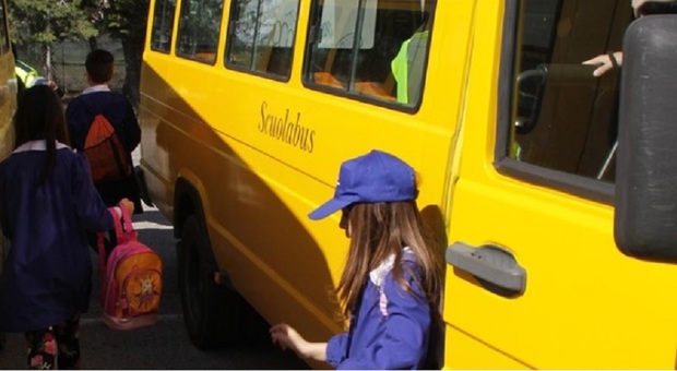 Bambina di quattro anni dimenticata quattro ore sullo scuolabus: si era addormentata, nessuno se ne è accorto