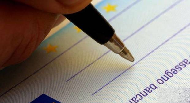 Posta online la foto di un assegno da 25mila euro: conto prosciugato