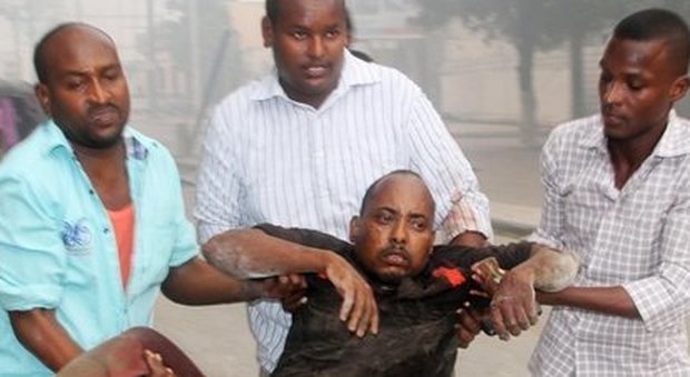 Mogadiscio, miliziani attaccano hotel. Autobomba: 15 morti e 25 feriti