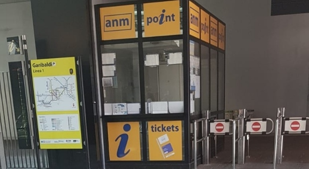Napoli, è caos alla linea 1 della metropolitana: la biglietteria resta chiusa