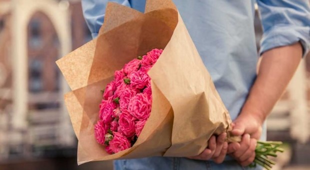 San Valentino, allarme Confcommercio: «A Napoli centinaia di fiorai abusivi»
