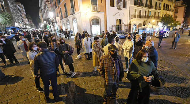 Covid a Salerno, la protesta degli invisibili chiusi ma a porte aperte: «Incassi dimezzati»