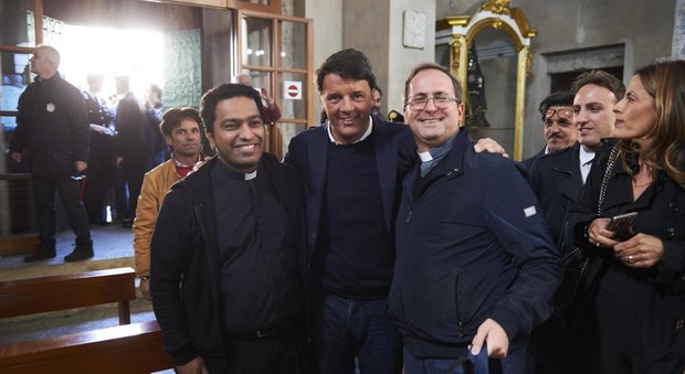 Paestum, il comizio di Renzi in chiesa è un caso: l'ira del vescovo
