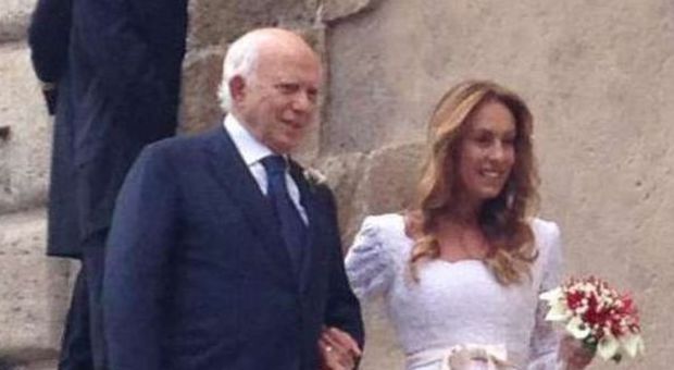 Cirino Pomicino sposa Lucia Marotta in Campidoglio, bouquet di fiori bianchi e peperoncino
