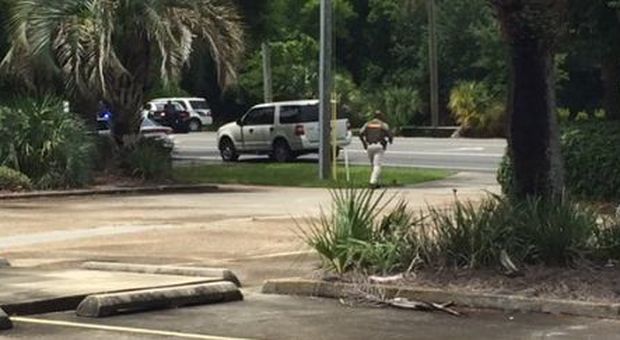Uomo spara 50 colpi in un complesso residenziale, paura in Florida