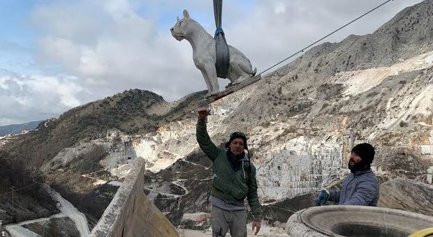 A Carrara statue in marmo rotolano giù dalle cave e diventano opere d'arte: la performance di Fabio Viale