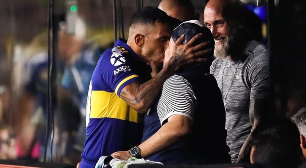Coronavirus, un morto in Argentina: ma Tevez bacia sulla bocca Maradona