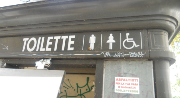 Napoli - Toilette di piazza Carlo III