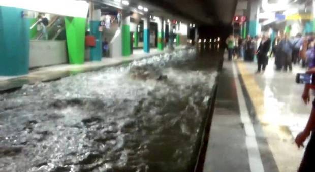 Bomba d'acqua su Napoli, si fermano i treni della metropolitana: un altro stop alla linea 2