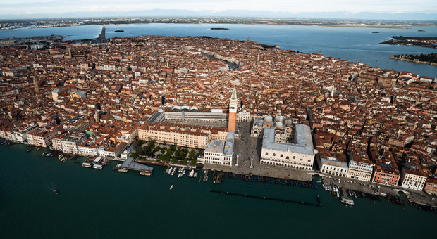 Acqua alta a Venezia: marea a 129 cm, ma il Mose entra in azione alle 5 e la salva
