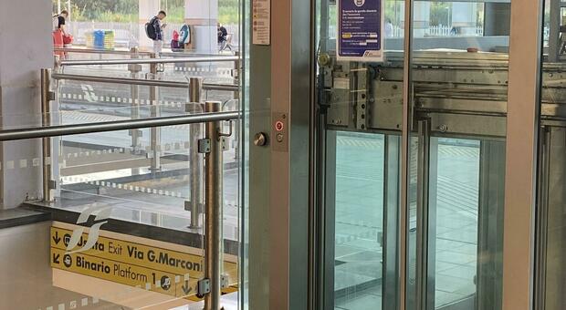 Vallarola (Fiab): «Stazione off limits per ciclisti e disabili. L’ascensore è guasto da troppo tempo»