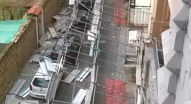 Tempesta di vento, paura a Napoli: impalcatura cade su 5 auto in viale Maria Cristina di Savoia