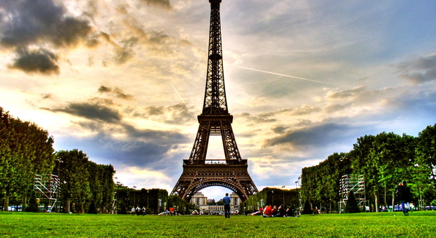 Stuprata e seviziata sotto la Tour Eiffel: gli aguzzini conosciuti su Fb