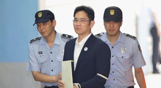 Samsung, pena per corruzione dimezzata; liberato il vicepresidente Lee