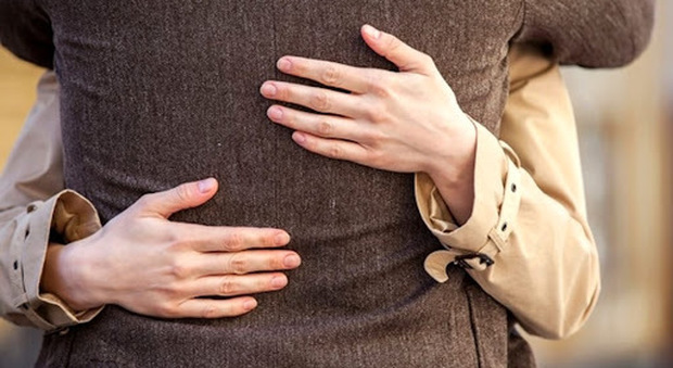 Il furto avveniva con la tecnica dell'abbraccio, foto tratta dal Web