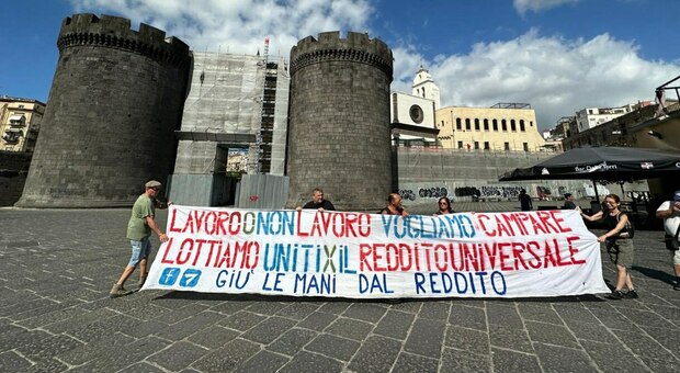 La protesta a Napoli contro l'abolizione del Reddito di cittadinanza