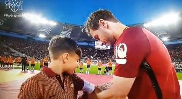 Roma, Totti ha scelto il suo erede: ecco chi è il bimbo con la fascia