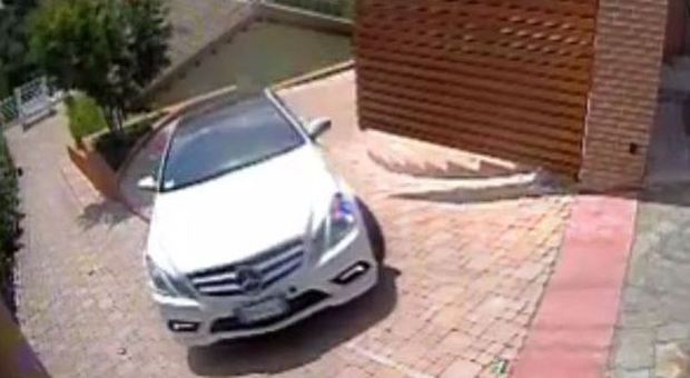 Gli rubano due auto: regista “filma” i ladri e posta il video online