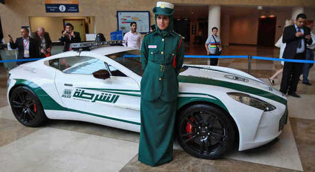 Una poliziotta del Dubai con l'Aston Martin nei tradizionali colori bianco-verdi della polizia locale