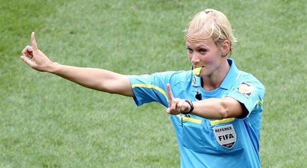 Bundesliga, Bibiana Steinhaus sarà il primo arbitro donna. Domenica potrebbe dirigere Herta Berlino-Werder Brema