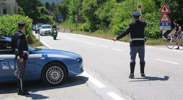 Controlli della polizia in litoranea: confiscata un'auto di 80.000 euro
