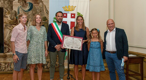 La pergamena consegnata dal sindaco Conte e dal vicesindaco De Checchi alla moglie e ai figli di Andrea Pinarello