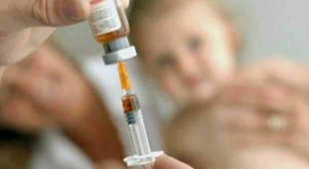 L’influenza “bersaglia” i bimbi. Il pediatra: «Fate il vaccino»