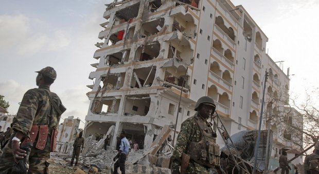 Mogadiscio, miliziani attaccano hotel. Autobomba: sette vittime e ostaggi