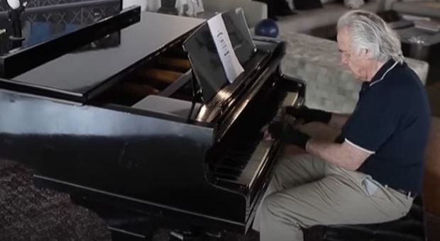 Musicista brasiliano torna a suonare il pianoforte dopo 21 anni grazie ai guanti bionici - VIDEO