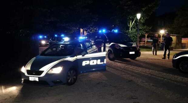 Fermo, maxi blitz a Lido Tre Archi nella notte: oltre 100 poliziotti e cani antidroga in azione