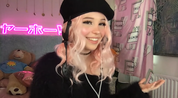 Vende l'acqua usata della sua vasca da bagno, ma Paypal la multa: ecco la storia di Belle Delphine