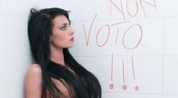 Giusy, Femen campana: si spoglia e posa nuda per l'astensionismo. "Io non voto alle Regionali"