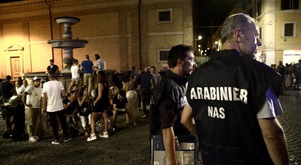 Roma, a Monti i controlli sulla movida notturna: denunciate 8 persone. Sanzionati due bar per irregolarità sull'ordinanza anti-alcol