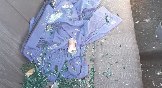 Lancio di bottiglie dal cavalcavia della statale 268 del Vesuvio: colpite le auto, caccia ai vandali