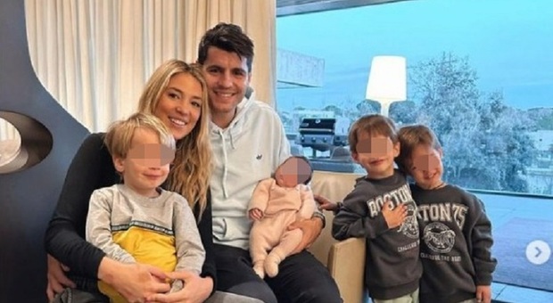 Alice Campello e Alvaro Morata, la prima foto di famiglia in sei: Bella e i suoi fratellini. I fan notano un dettaglio: «Identico...»