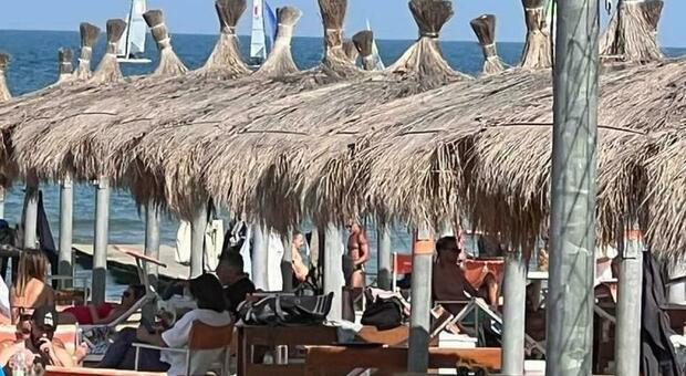 Ognissanti, castagne e vino in costume sulla spiaggia: la lunga estate di Pescara