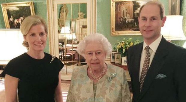 Il principe Andrea e la prima foto della famiglia reale Gb su Facebook: "C'è anche la Regina"