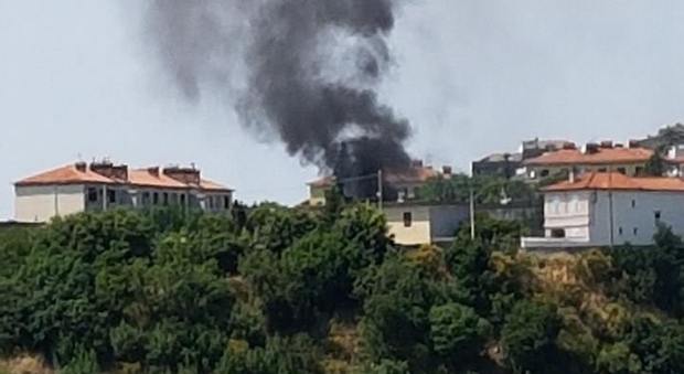 Boato in strada: 2 auto in fiamme, fumo nero e paura tra i residenti