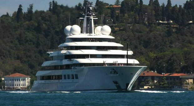 «Lo yacht a Marina di Carrara è di Putin», indizi degli 007 Usa. Ma il capitano nega (e non fa nomi)