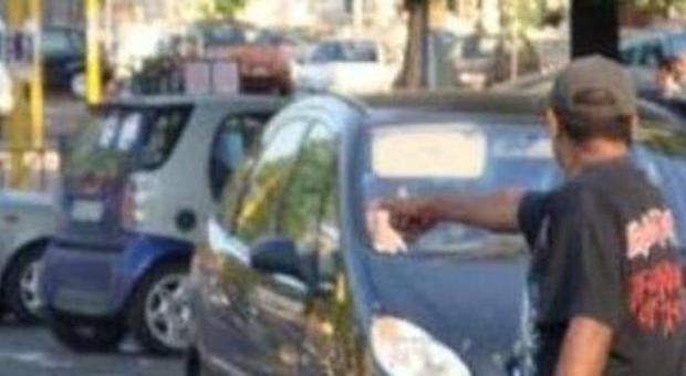 Roma, minacciato perché si rifiuta di pagare la sosta: il parcheggiatore abusivo gli riga l'auto