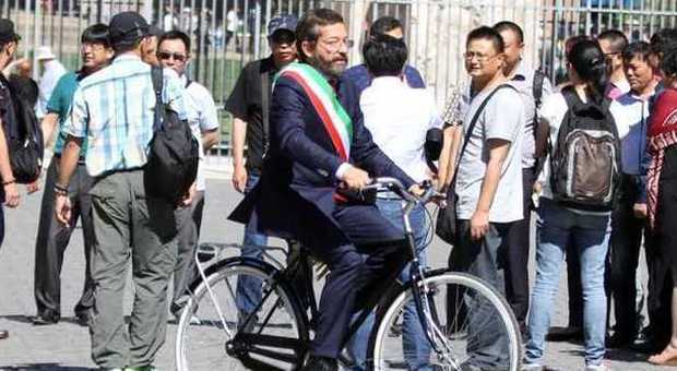 Striscia la notizia, Dario Ballantini in bici con la fascia tricolore imita Marino per le strade di Roma